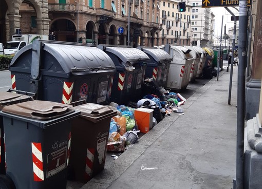 Via Cantore: spazzatura per terra, bidoni stracolmi e non svuotati nel fine settimana, esplode la protesta di esercenti e abitanti