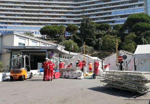 All'ospedale San Martino è in corso lo smantellamento della tensostruttura (FOTO) All'ospedale San Martino è in corso lo smantellamento della tensostruttura (FOTO)