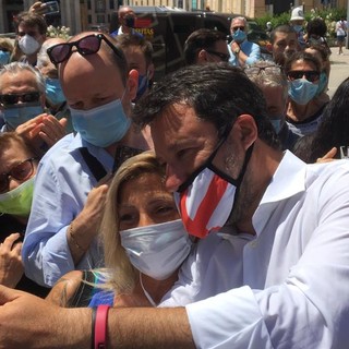 Salvini a Genova, prima il selfie e poi la contestazione: "I porti aperti hanno salvato vite" (VIDEO)
