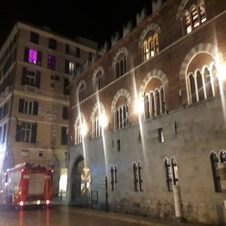 Cadono calcinacci da Palazzo San Giorgio: intervento dei pompieri