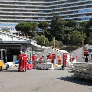 All'ospedale San Martino è in corso lo smantellamento della tensostruttura (FOTO)