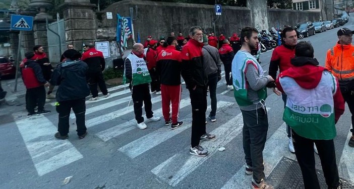 Corrieri Bartolini, secondo giorno di sciopero. I sindacati: "In caso di risposte negative, non escludiamo altra mobilitazione" Corrieri Bartolini, secondo giorno di sciopero. I sindacati: "In caso di risposte negative, non escludiamo altra mobilitazione"