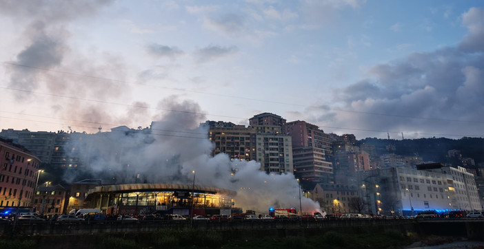 Scontri prima di Genoa-Inter, quattro dei poliziotti feriti in ospedale per distorsioni, traumi e contusioni