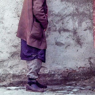 “Non si può mettere il disagio sotto il tappeto”: tra via XX Settembre, Piccapietra e il Carlo Felice la Genova che vive ai margini trova casa in strada