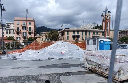I sacchi con i detriti degli scavi sul piazzale della stazione ferroviaria di Pra' I sacchi con i detriti degli scavi sul piazzale della stazione ferroviaria di Pra'