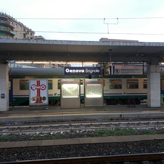 Stazione Brignole: fuggono in treno dopo un furto e aggrediscono i poliziotti. Arrestati