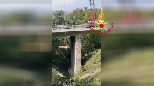 Davagna, le immagini del recupero del motociclista precipitato da una scarpata (Video)