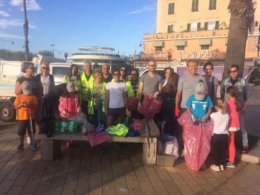 Pegli, anche i bambini impegnati a pulire la spiaggia