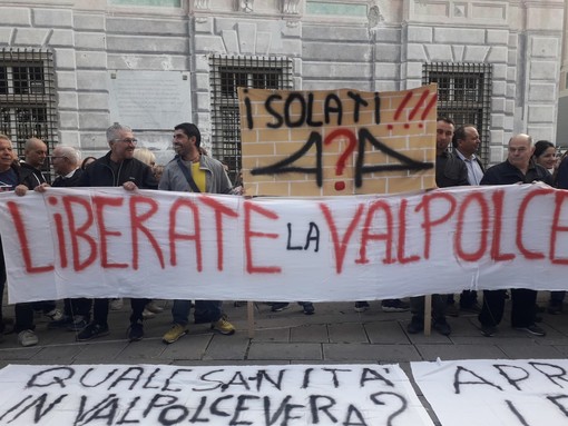 "Bucci aprici le strade": a Genova il corteo che chiede certezze dopo 55 giorni di isolamento "Bucci aprici le strade": a Genova il corteo che chiede certezze dopo 55 giorni di isolamento