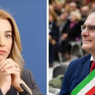 Elezioni comunali, a Palazzo Tursi la prima stretta di mano tra i due candidati Pietro Piciocchi e Silvia Salis Elezioni comunali, a Palazzo Tursi la prima stretta di mano tra i due candidati Pietro Piciocchi e Silvia Salis