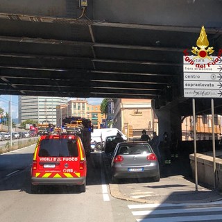 Sampierdarena: cade intonaco dal raccordo autostradale, intervento dei pompieri