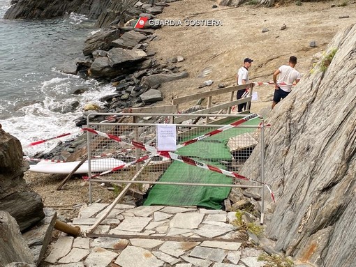 Arenzano, la Guardia costiera sequestra una spiaggia libera occupata abusivamente