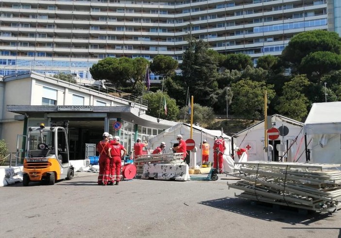 All'ospedale San Martino è in corso lo smantellamento della tensostruttura (FOTO)