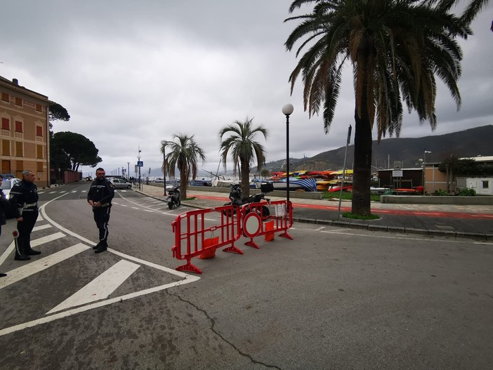 Allerta per mareggiata, a Sestri Levante chiuso un tratto di passeggiata mare