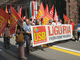 &quot;Abbassate le armi e alzate i salari&quot;, il corteo dei portuali in sciopero oggi a Genova (Video)