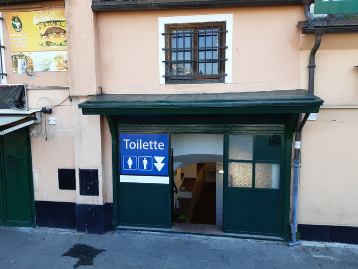 Presentati oggi i nuovi bagni pubblici di piazza Caricamento Presentati oggi i nuovi bagni pubblici di piazza Caricamento