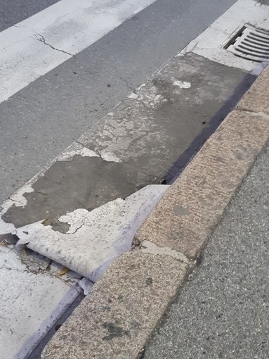 Strisce bianche e nere su dissuasori di sosta e pali, approvata la mozione del Pd a sostegno di anziani e ipovedenti