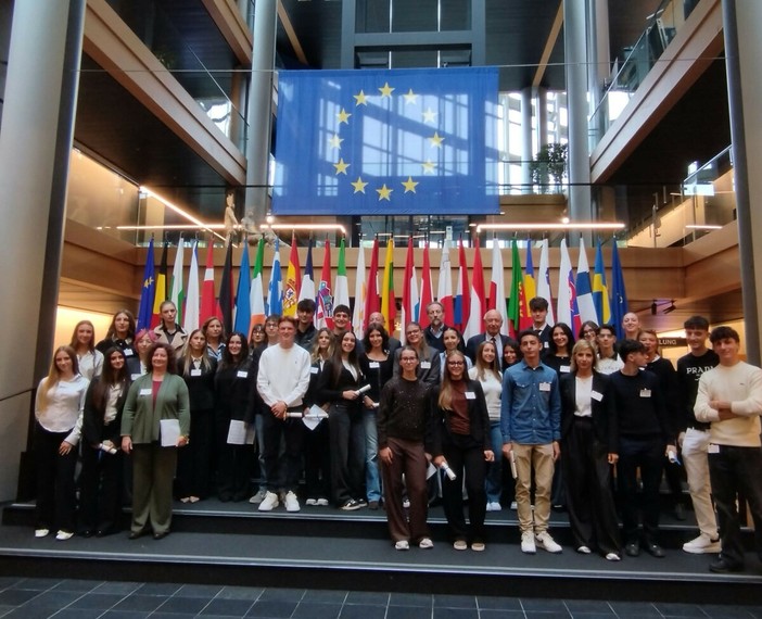 Gli studenti liguri conquistano Strasburgo: diploma al Parlamento europeo per trenta giovani della regione