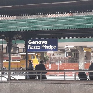 Armato di mannaia semina il panico alla stazione di Principe, preso l'aggressore