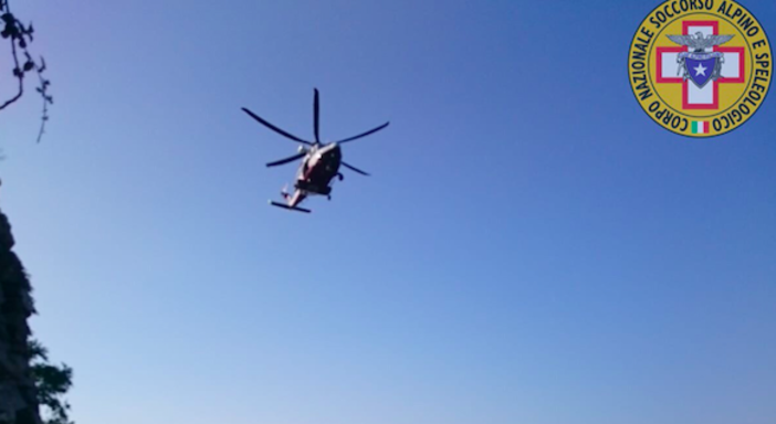 Cade nel bosco durante la notte, trasportato al San Martino in elicottero (VIDEO) Cade nel bosco durante la notte, trasportato al San Martino in elicottero (VIDEO)