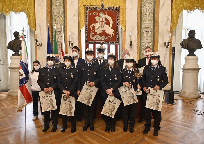 La squadra femminile di calcio a 5 della polizia locale premiata a Tursi