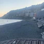 Voltri, la spiaggia resta senza bagno pubblico. La discussione rinviata a settembre, quando le spiagge saranno un ricordo