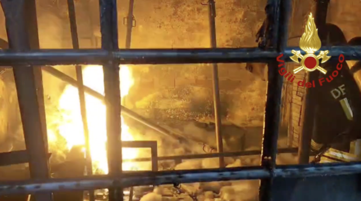 Sampierdarena, incendio in una baracca in via San Bartolomeo del Fossato: lungo intervento dei vigili del fuoco