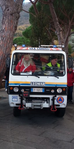 San Rocco Di Camogli, la Protezione Civile scorta Babbo Natale