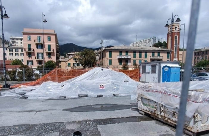 I sacchi con i detriti degli scavi sul piazzale della stazione ferroviaria di Pra' I sacchi con i detriti degli scavi sul piazzale della stazione ferroviaria di Pra'