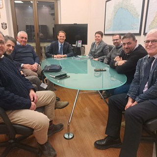 L'assessore regionale Scajola incontra i tassisti: “Indispensabile confronto con la categoria”