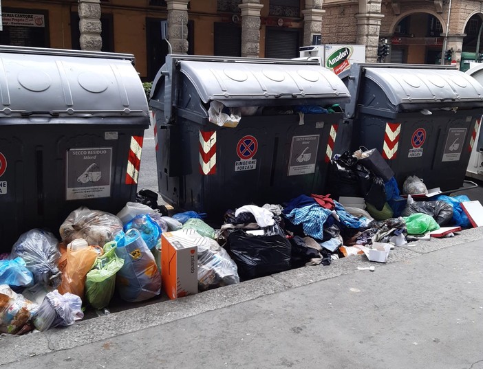 Sampierdarena e spazzatura, convivenza impossibile. Nessuna tregua da chi getta rifiuti ingombranti per strada, accanto ai bidoni