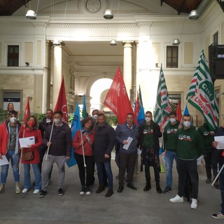 Protesta a Principe dei 16 carrellisti sui treni Intercity rimasti senza lavoro (Foto e Video)