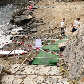 Arenzano, la Guardia costiera sequestra una spiaggia libera occupata abusivamente