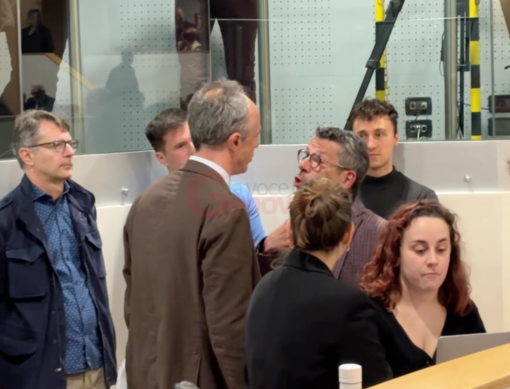 In consiglio regionale sale la tensione, il video del faccia a faccia tra Sansa e Brunetto In consiglio regionale sale la tensione, il video del faccia a faccia tra Sansa e Brunetto