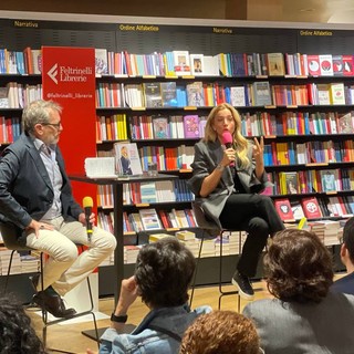 Salis presenta il suo libro ‘È già domani’, bagno di folla alla Feltrinelli Salis presenta il suo libro ‘È già domani’, bagno di folla alla Feltrinelli