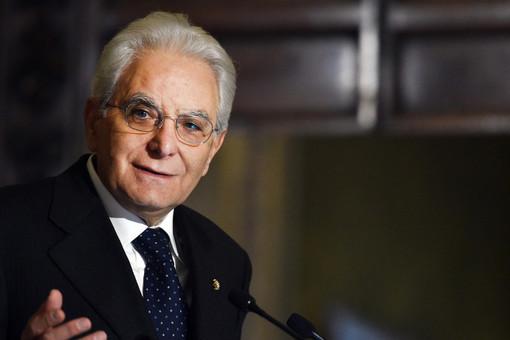 La rielezione di Mattarella manda in pezzi le coalizioni di centrodestra e centrosinistra La rielezione di Mattarella manda in pezzi le coalizioni di centrodestra e centrosinistra