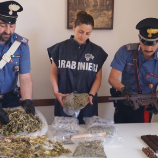 Val Fontanabuona, serra di marijuana nel casolare e mitra in casa: 63enne arrestato dai Carabinieri Val Fontanabuona, serra di marijuana nel casolare e mitra in casa: 63enne arrestato dai Carabinieri