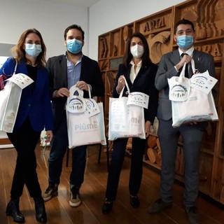 Arrivano i ‘Baby kit’ del Comune per i bambini nati o adottati e residenti a Genova