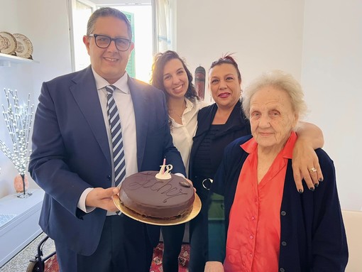 Nonna Luigia compie 102 anni, a festeggiarla anche Giovanni Toti Nonna Luigia compie 102 anni, a festeggiarla anche Giovanni Toti