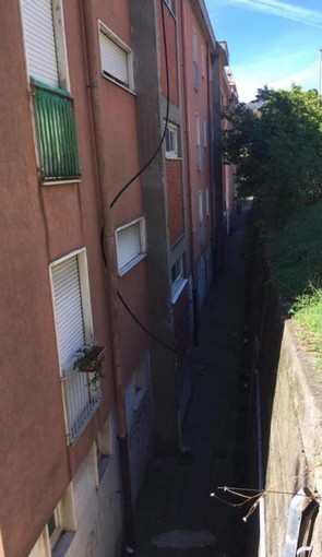 Ca’ Nuova, in via Martiri del Turchino il tubo dell’acqua è sempre provvisorio Ca’ Nuova, in via Martiri del Turchino il tubo dell’acqua è sempre provvisorio