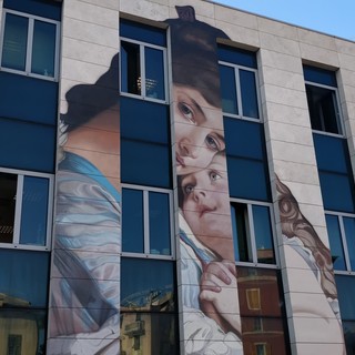 Inaugurato il primo grande murales del “Gaslini Art Project” realizzato da Andrea Ravo Mattoni sulla parete esterna del padiglione 20 (Foto e Video)