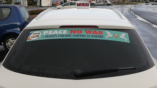 Tassisti genovesi contro le guerre: ecco il banner sui lunotti posteriori delle vetture
