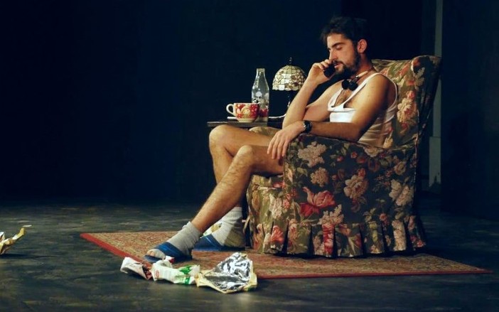 “Tutto a suo nome”, lo spettacolo con Andrea Zanacchi al Teatro Garage “Tutto a suo nome”, lo spettacolo con Andrea Zanacchi al Teatro Garage