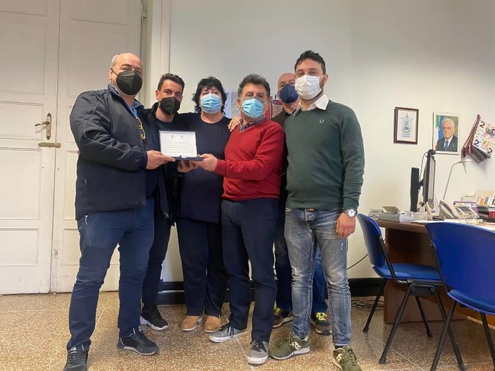 Una targa di ringraziamento al tranviere eroe Nicola Lamonica