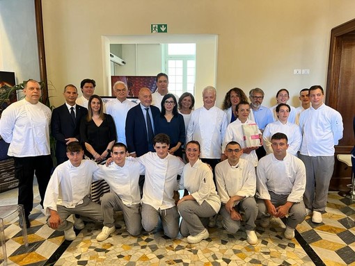 Igino Massari e i maestri pasticceri di Apei ad Arenzano per un workshop di alta pasticceria dedicato agli allievi di Villa Figoli