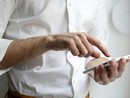 Diffonde immagini intime su WhatsApp dopo una serata, notaio indagato per revenge porn