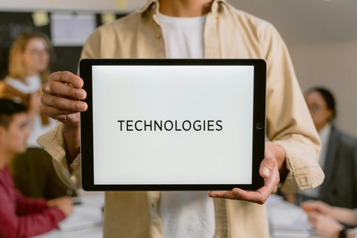 Gen Z - Il mondo dei giovani - La malinconia della Generazione Z: un ponte tra il passato analogico e il futuro digitale Gen Z - Il mondo dei giovani - La malinconia della Generazione Z: un ponte tra il passato analogico e il futuro digitale
