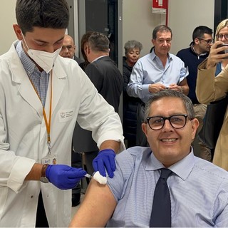 Il presidente della Regione quando ha ricevuto la prima dose del vaccino