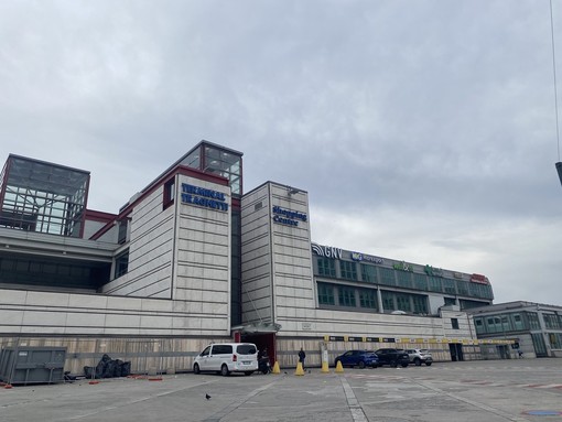 Caos al Terminal Traghetti: aggredisce i poliziotti e danneggia la Questura Caos al Terminal Traghetti: aggredisce i poliziotti e danneggia la Questura