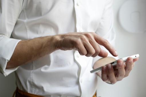 Diffonde immagini intime su WhatsApp dopo una serata, notaio indagato per revenge porn